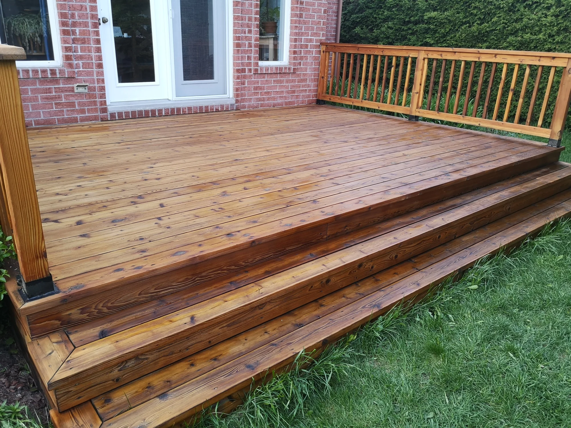 La même terrasse après les travaux, avec un fini brun chaleureux.
