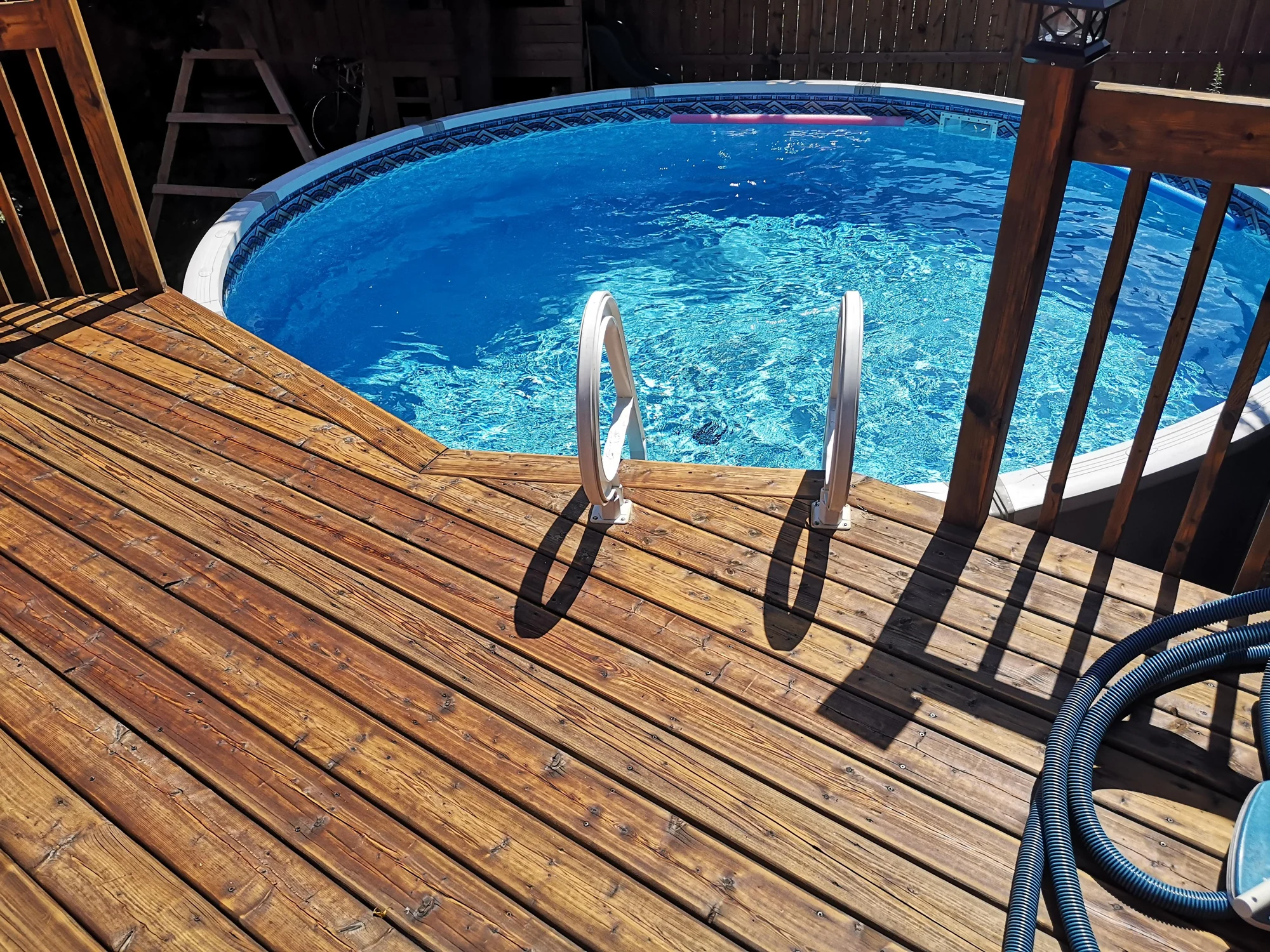 Les beaux jours, au bord de l’eau — Terrasse de piscine